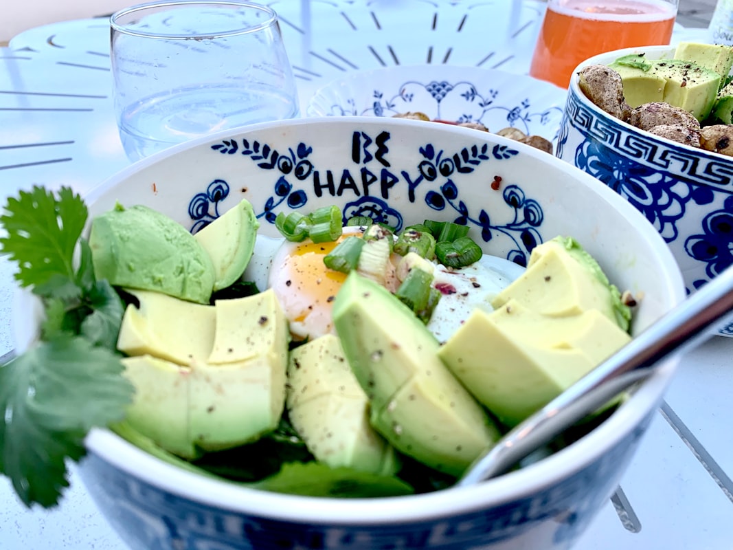 Sarapan sehat yang bergizi dengan buah dan sereal